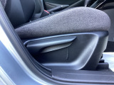 運転席にはドライバーの体型や好みに応じて前後方向だけでなく、高さの調整ができるシートリフターを装備!