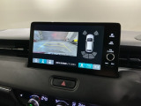 リバースギアに入れるだけで後方の表示へ切り替わります。夜間や雨の日の駐車も楽になりますよ。