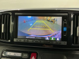 リバースギアに入れるだけで後方の表示へ切り替わります。夜間や雨の日の駐車も楽になりますよ。