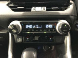 左右独立温度コントロールフルオートエアコンです。運転席、助手席それぞれで独立して温度設定ができます。