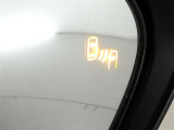 ブラインドスポットモニター装備。隣車線を走る車両を検知。ドアミラーでは確認しにくい後、側方エリアに存在する車両や急接近してくる車両も検知しドアミラーに搭載されたLEDインジケーターが点灯します。