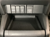 アクセサリーソケットはUSBのアダプターなどをつければ、スマホの充電にも使えます。横にはナビゲーション用の外部入力可能なUSB端子などがついており、周辺には物が置けるボックスがついています。