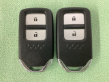 スマートキーを装備しています。鍵を差し込むことなくドアロックの開け閉めと、スタートボタン操作でのエンジンスタートができます。スペアキーも同じものを用意しております。