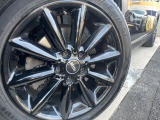 ●純正アルミホイール:輸入車ならではの卓越した走りを支えるホイールと足回りです!日本車の走りに慣れている方にもぜひ体感して頂きたいほど、高いレベルでまとまっています!