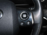 ステアリングスイッチ付きで、運転中に視線を前に向けたまま操作できます。