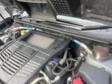 【STIタワーバー】お車の剛性を高めるタワーバーを装備。よりスムーズなコーナリング走行が可能となり、走りも楽しめます。