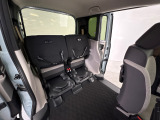 狭い駐車場などでテールゲートが開けられない時は、後席の座面をはね上げて荷物を積める空間に。はね上げ(チップアップ)操作はワンアクションです。