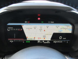 運転に必要な情報をグラフィカルに表示し、少ない視線移動で瞬時に認識できる先進的な液晶メーター。こちらはナビゲーション情報と連携する「地図画面」になります。