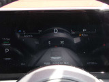 アドバンスディスプレイメーターはモーター出力、エネルギーフロー表示、各種燃費表示機能、バッテリー残量、オド・ツイントリップメーター、デジタル時計、航続可能距離、サービスインターバルなどが表示されます。