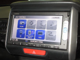 ナビゲーションは純正メモリーナビ(VXM-145VSi)を装着しております。AM、FM、CD、DVD再生、Bluetooth、ワンセグTVがご使用いただけます。初めて訪れた場所でも安心ですね!