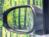 【ブラインドスポットモニター】走行中、ドアミラーの死角になりやすい箇所に後続車が接近するとサイドミラーのレンズに警告を表示!ドライバーに注意喚起をしてくれます。