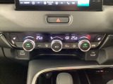 エアコンはオート機能でお好みの温度に調整可能です。オールシーズン快適にドライブできます!