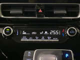 【オートエアコン】一度お好みの温度に設定すれば、車内の温度を検知し風量や温度を自動で調整。暑い&hellip;寒い&hellip;と何度もスイッチ操作をする必要はありません。快適な車内空間には必須の機能ですね♪