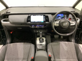 車内は光触媒抗菌消臭施工済です。スタイリッシュなデザインでスポーティなインパネ周りを演出します。グローブボックスやカップホルダーのほかにトレーなどたくさんの収納スペースが付いています。