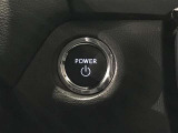 カバンやポケットに入れたままでもドアの施錠・解錠が可能なスマートキーを装備。