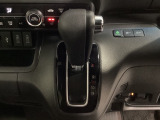 CVT車のセレクトレバーです。低速から高速まで、変速ショックのないスムーズな走りを実現するとともに、エンジン効率のよい領域を維持することで燃費にも貢献します。