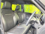 運転席まわりには十分なスペースがあり、大柄な方でもゆったり運転していただける環境です。