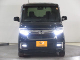 ハロゲンより明るく、より遠くまでさらなる安心感のあるLEDヘッドライトを採用。点灯忘れも防止できるオートライトコントロール機構付きです。