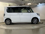 運転席側も電動のスライドドアとなってます。乗り降りや荷物の出し入れが楽になり便利です。