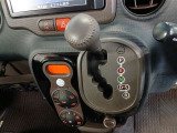 操作しやすく、車内空間を広く使えるインパネシフトを採用しています
