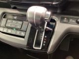 インパネシフトを採用しているので、前席の足元も広々としています。運転席と助手席の行き来もスムーズです!
