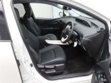 運転席に上下アジャスターがついていて、座ったままで自分にちょうどいいポジションに調整することができます。