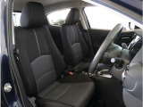 【清潔感のある運転席&助手席】隅々までクリーニングの行き届いた運転席&助手席。目立ったシミや汚れ等もございません。快適なドライブをどうぞ。