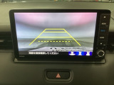【バックカメラ】運転が苦手な方も車庫入れラクラクです!ギアをリバースに入れれば自動的に切り換わりますので、面倒な操作は不要です♪狭い駐車場もお車を傷つけず安心ですね!