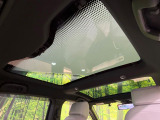 【ガラスルーフ】ガラスルーフ搭載で車内の解放感が一気にアップ!開放的なドライブをお楽しみいただけます。