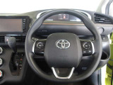 快適な操作性の運転席、ハンドルも綺麗に清掃済みです。もちろん安全を守るエアバッグも装備しているので安心してお乗りいただけます。
