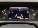 デジタル表示のスピードメーターとタコメーター、燃費やオドメーターなどの表示の他に、ホンダセンシング機能などの表示もできる多機能なマルチインフォメーション・ディスプレイです。