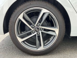 17インチ純正アルミホイール装備 全車両に標準装備の純正アルミホイールは、純正ならではのバランスの良いデザインと、走行安定性をお楽しみ頂けます。