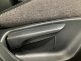 運転席にはドライバーの体型や好みに応じて前後方向だけでなく、高さの調整ができるシートリフターを装備!