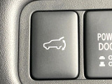 【パワーバックドア】スマートキーや運転席のボタンを押すだけでリアゲートが自動で開閉します!荷物を持っている時や、高い位置にあるバックドアを閉める際に便利な機能です♪