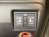 リアドアは乗り降りに便利な両側電動スライドドアです。また運転席に座っていながらスイッチ操作で自在にスライドドアを開け閉めできます。