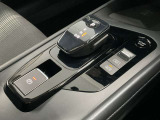 前後の動きだけで簡単に操作できる先進的なデザインの電制シフト。扱いやすく、手に馴染みやすい設計となっています。電子パーキング・オートブレーキホールド付き