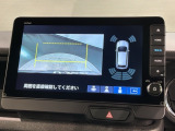 リバースギアに入れるだけで後方の表示へ切り替わります。夜間や雨の日の駐車も楽になりますよ。