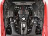 3.9L・V8ツインターボエンジンが収められたエンジンルームにはカーボンファイバー製のカバーが装着されております。