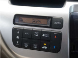 【オートエアコン】温度を設定すれば自動で快適な車内温度を保ちます。エアコン内部の高性能脱臭フィルターで車内のアレルゲンや花粉を除去。