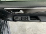 運転席のスイッチで全てのウィンドウの開閉操作を行うことができます。ロックボタンをONにしておくと、運転席以外のウィンドウは作動しないのでお子様を乗せているときなども安心ですね♪