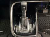 「e:HEV」は、モーター走行を中心にしながら電気エネルギーやエンジン動力を最も効率よく使い分けることができる賢いハイブリッドシステムです。サイドブレーキはスイッチ操作の電子制御パーキングブレーキです