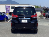 雨の日は中古車は選びにくいですよね。でも当店なら安心です。電話予約を頂ければ屋根下へ移動させて頂きます。雨でもじっくりご検討いただけます。