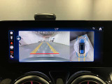 【全方位型モニター】クルマを上空から見下ろしているかのように、直感的に周囲の状況を把握できる全方位型モニター。狭い場所での駐車でも周囲が映像で確認できます。