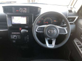 シンプルで使いやすいコクピット。視界性もよく運転しやすいですよ。スイッチ類も使いやすい場所に配置されています。