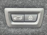●電動リアゲート:ワンタッチでリアゲートの開閉ができ、荷物などで両手が塞がっている状態でも簡単に開閉ができる便利機能です。