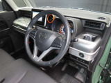 別角度からの運転席の画像です。ドリンクホルダーは重宝しますね♪