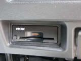 ETC2.0(ビルトインタイプ)搭載。ETC2.0は、お得な料金サービスと運転支援サービス。高速道路から道の駅への一時退出サービスなどなどETC2.0ならではの特典を受けることができます。交通情報もリアルタイムに受信。