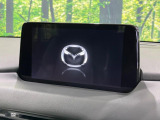 【8インチマツダコネクトナビ】車内の雰囲気にマッチした大型のディスプレイ。スマホ接続でのナビ使用やBluetooth再生等、様々な機能が楽しめます。直感的なダイヤル操作が可能で、使い勝手も良好です。