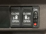 【両側パワースライドドア】両側がパワースライドドアになっており、運転席のスイッチやスマートキーでも開閉が可能です!開口部も広いので乗り降りも楽々♪