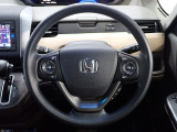 ハンドル左側にはオーディオ操作が出来るオーディオリモートコントロールスイッチ、右側にはHonda SENSINGとオートクルーズコントロールのスイッチを装備!